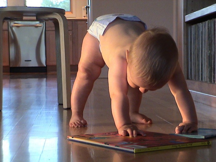 Bébé à 4 pattes